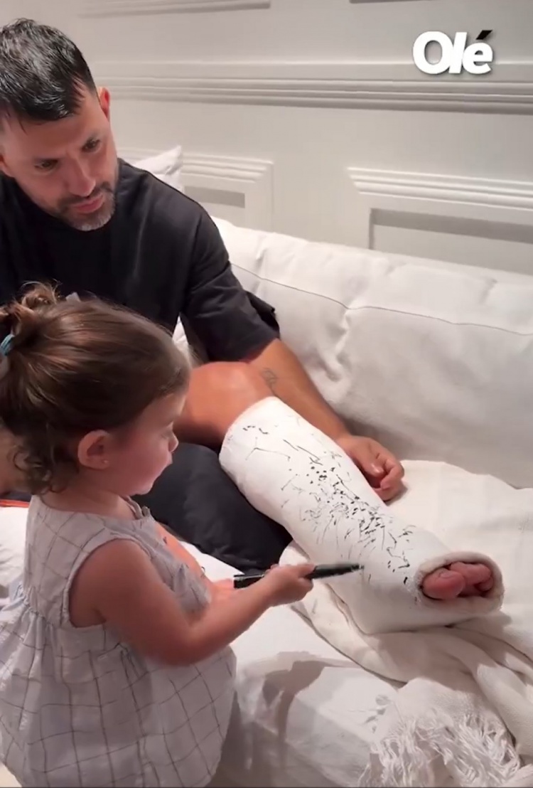 踢业余比赛致跟腱断裂，阿圭罗晒康复视频：“小棉袄”陪伴左右