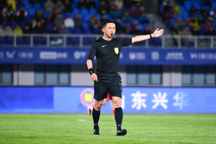 记者：严格管理裁判工作无可厚非，但评判依据应是规则而不是舆论