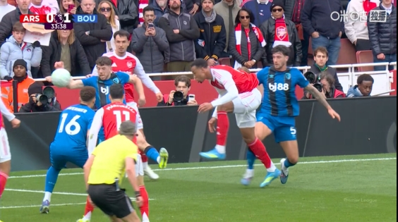 英超官方：阿森纳点球经VAR确认，克里斯蒂手臂抬起扩大身体范围