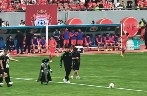 王钰栋和机器人冲冲为吴越杯揭幕战嘉兴队对衢州队的比赛开球