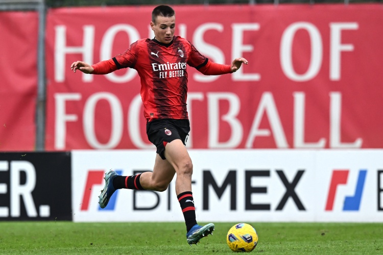 莱切官方：卡马达在米兰完成右肩伤病康复，将于4月21日复出