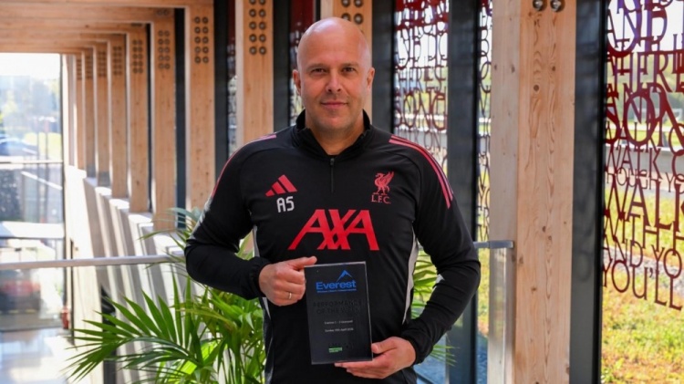 官方：斯洛特获得英格兰联赛教练协会颁发的周最佳表现奖