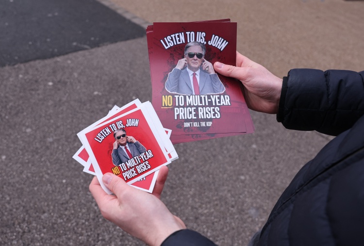 镜报：利物浦球迷组织在主场打出标语，反对俱乐部宣布球票涨价