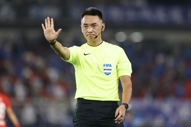 直播吧：国际级裁判杜健鑫受到内部"降级"处罚 连续三轮执法中甲