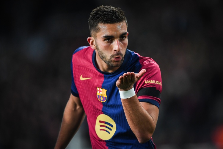 60球21助！费兰获赠巴萨200场纪念球衣，和队友们合影留念