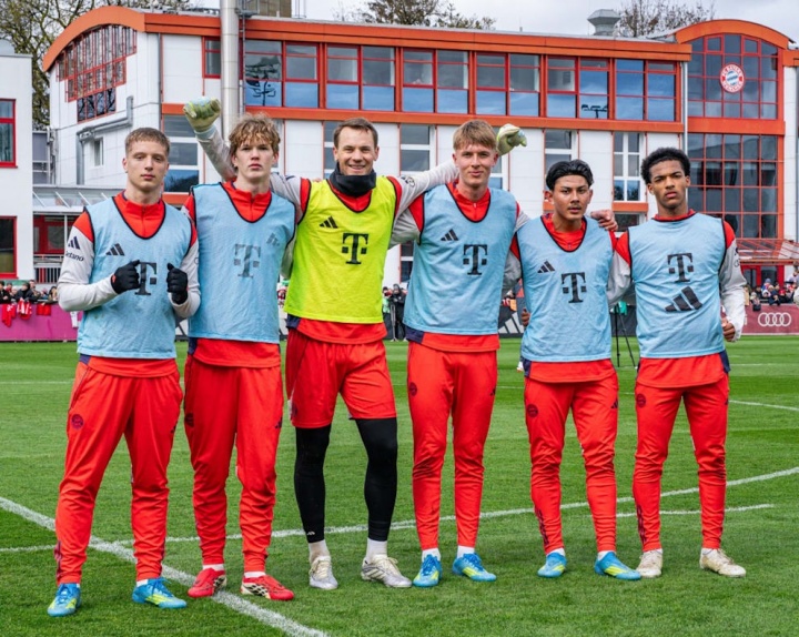 图片报介绍和诺伊尔合影5名拜仁小将：奥斯马尼已在德甲完成首秀