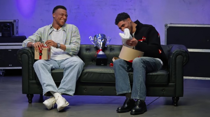 这事没完了🤣阿什拉夫参加访谈节目，被送了一座奖杯和一条毛巾