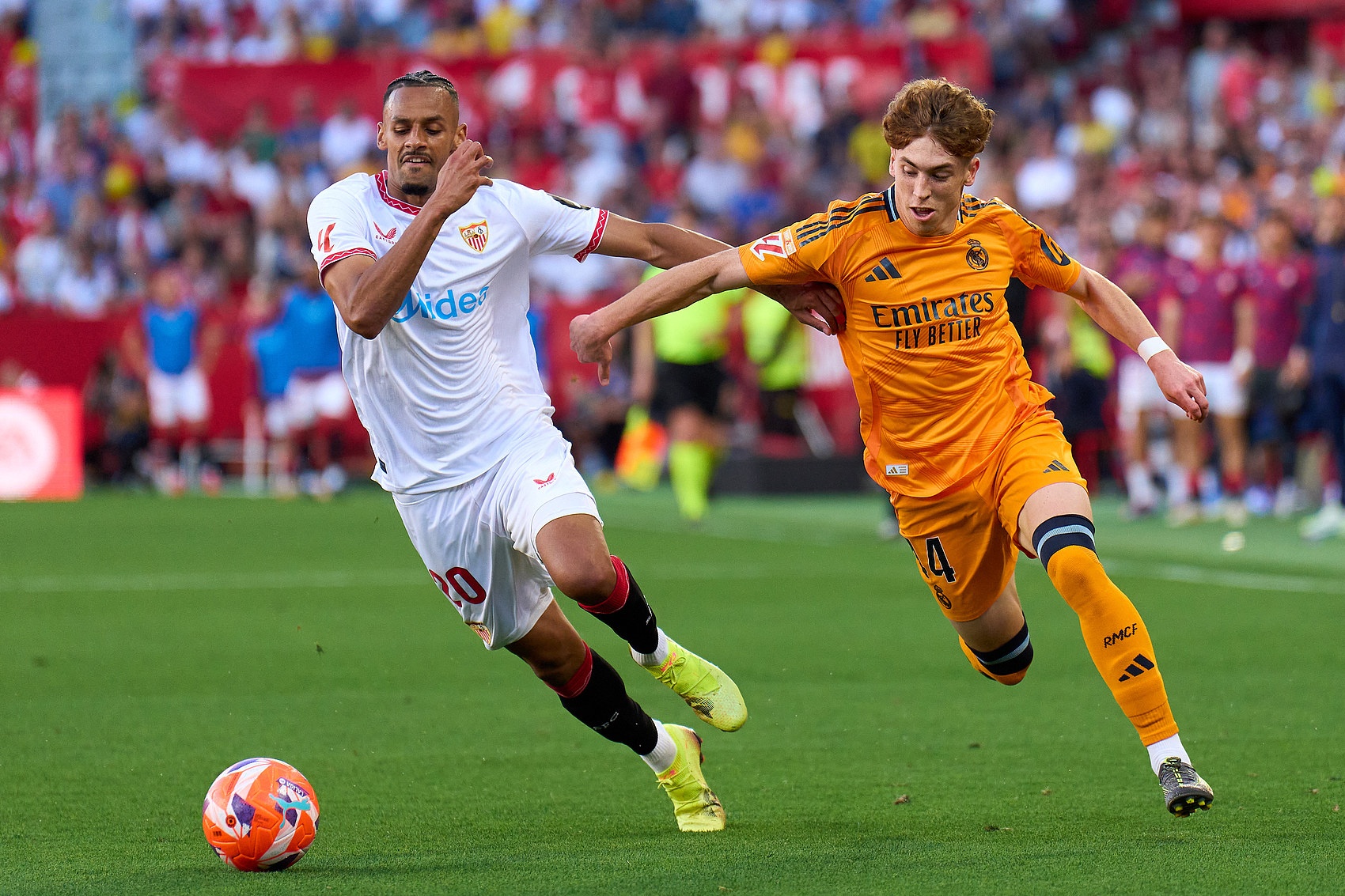 记者：皇马计划让穆尼奥斯和帕斯回归，回购两人将花费1700万欧