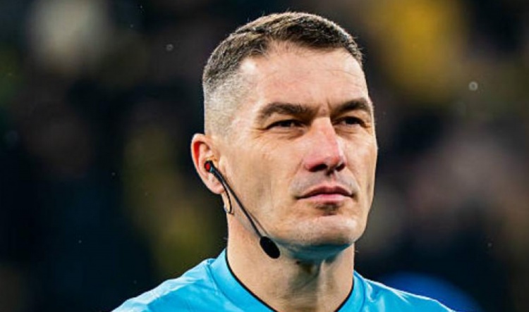 世体：门将摆球并用脚踢出后比赛即恢复，球员再用手触球属于犯规