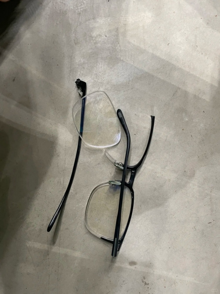 太倒霉了😂有国安球迷在看台上被球砸到，眼镜折断