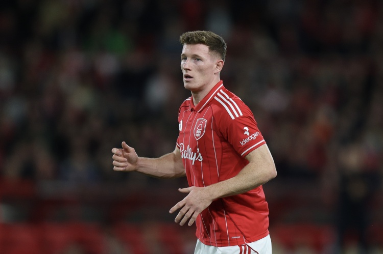 记者：曼联中场今夏引进两人是不够的，青训球员需抓住机会站出来