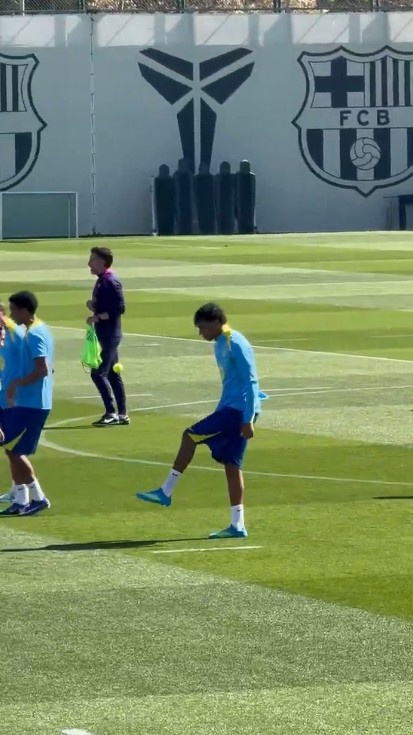 记者：巴萨今日训练课氛围轻松，项目是与队友搭档确保网球不落地