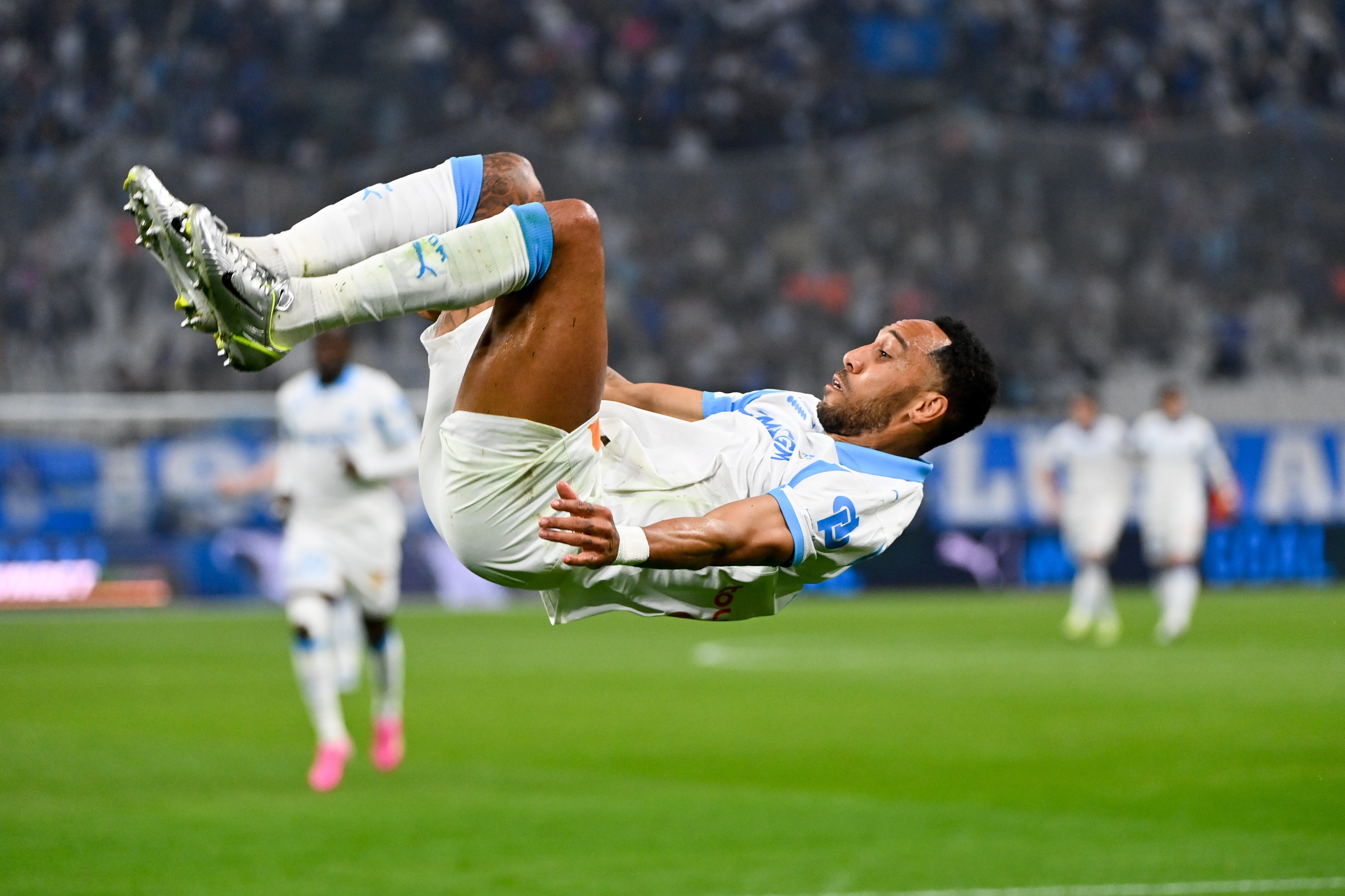 老超跑也是超跑！奥巴梅扬破门潇洒前空翻，36岁赛季13球9助