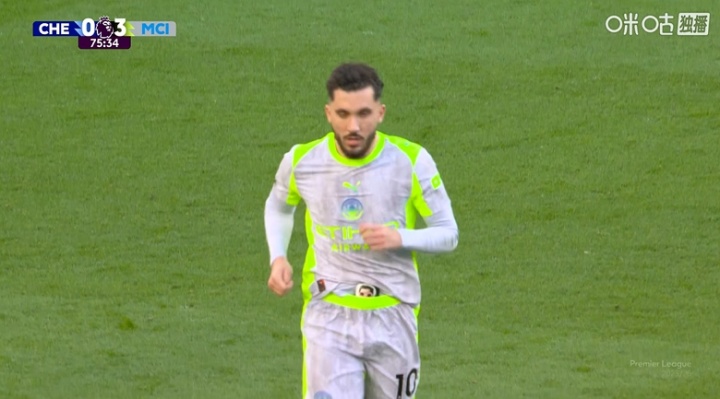 太抽象了！谢尔基被换下场时疑似将护腿板塞在球裤边缘漏出一个角