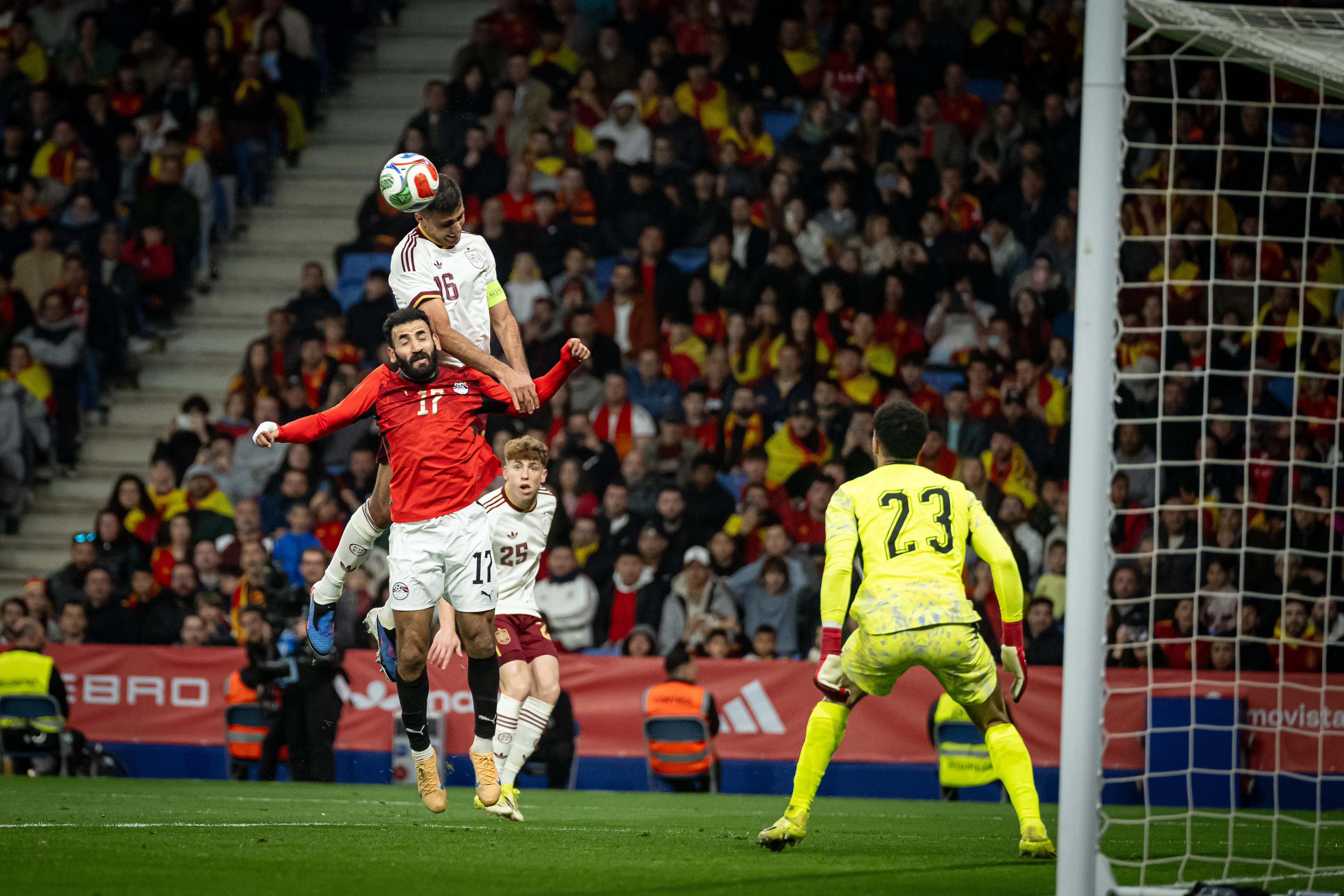 西班牙主场vs埃及多次响起“不跳的是穆斯林”歌曲，警方展开调查