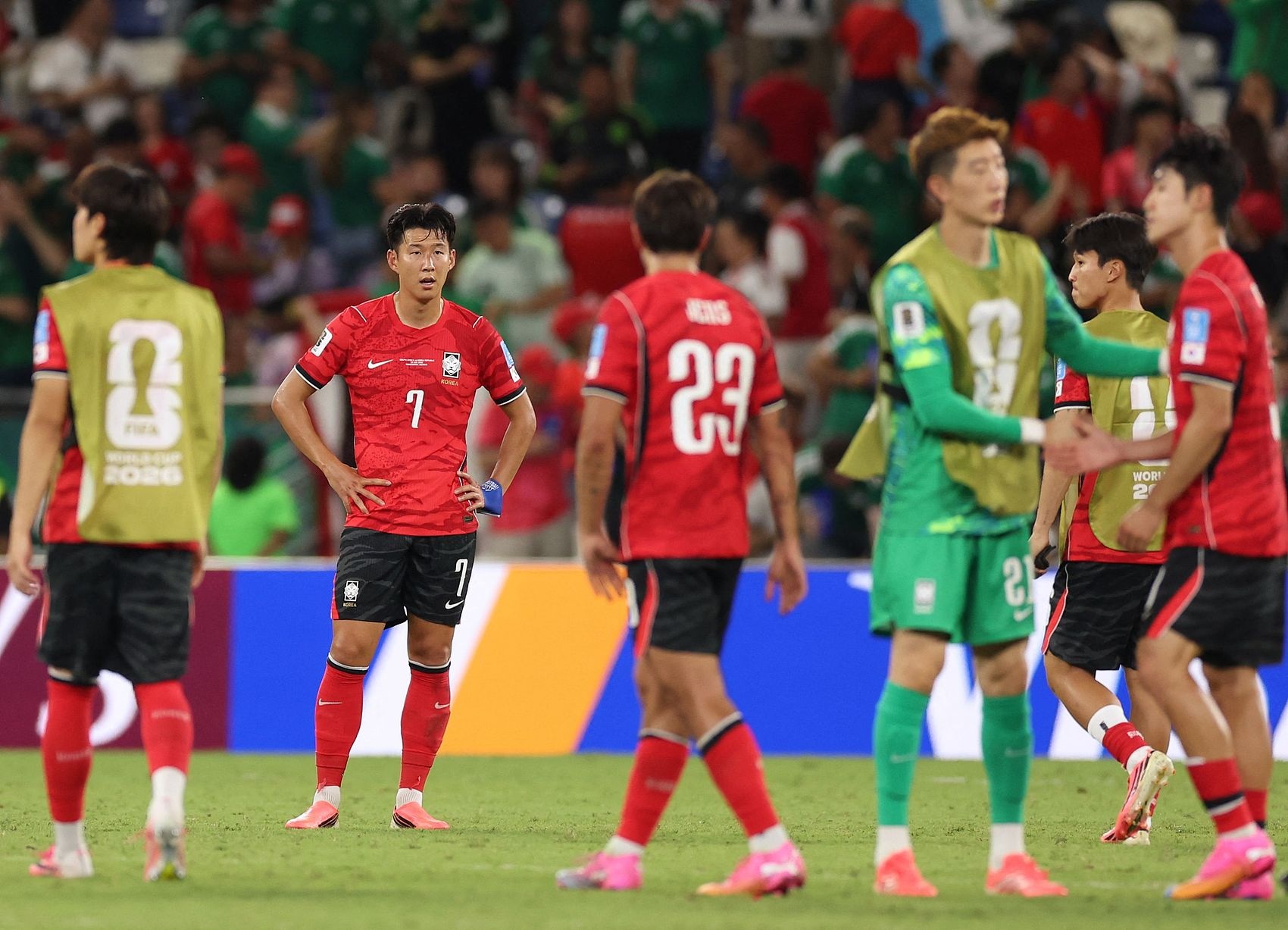 有韩国球迷特意请假赴酒馆看球：原本预测2-0胜，现在心里没底
