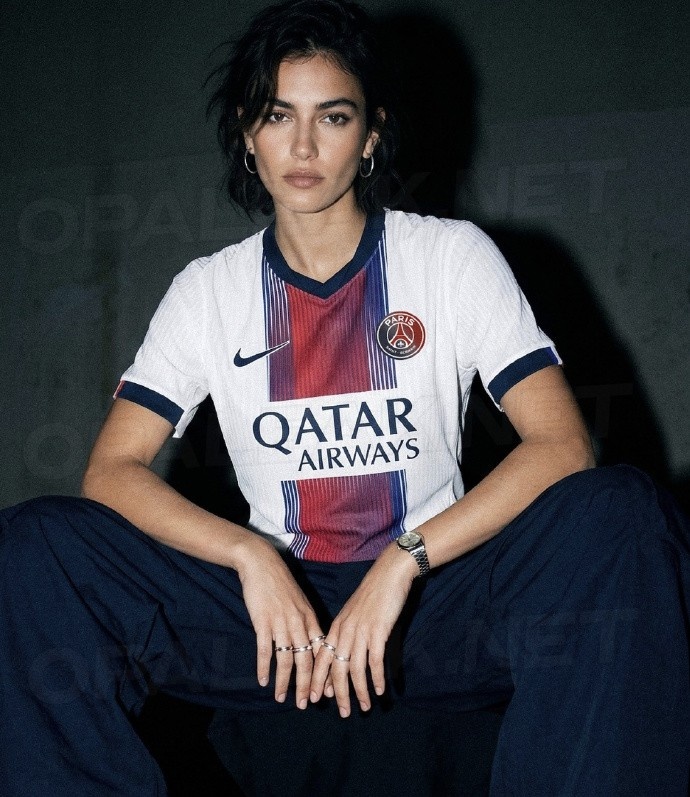 巴黎圣日耳曼新赛季客场球衣设计曝光：采用渐变色条纹和队徽