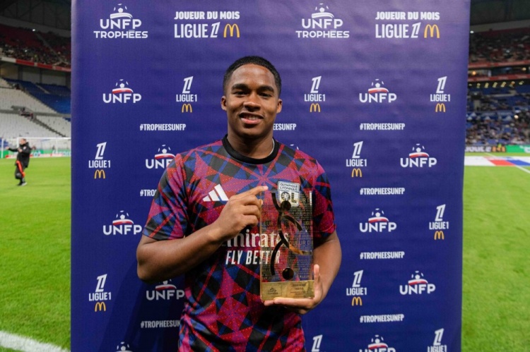 两场3球1助！对阵巴黎FC之前，恩德里克领取法甲1月最佳球员奖杯