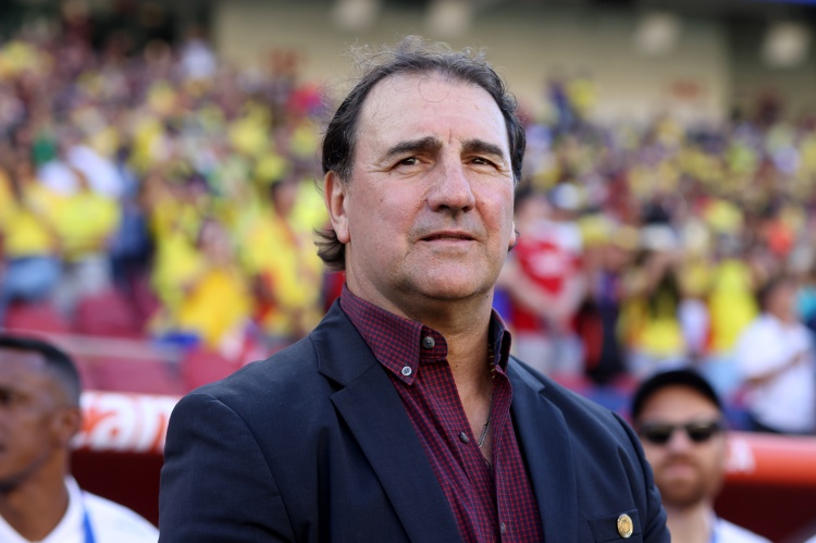 记者：哥伦比亚足协不考虑与国家队主帅洛伦佐续约