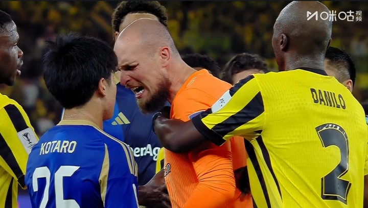 裁判专家认为马宁漏判红牌：日本球员踢门将头部，属于严重犯规