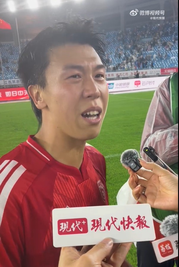 令人动容！王宏宇赛后哽咽：进球送给我父亲，他上个月刚刚离世