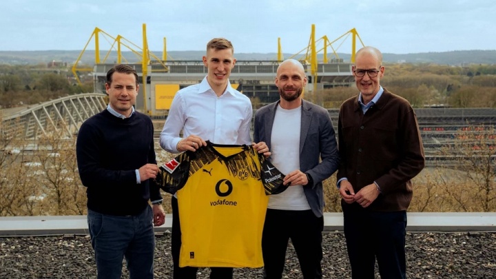 他留下！官方：多特与施洛特贝克续约至2031年，据悉年薪1000万欧