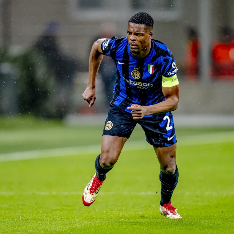 邓弗里斯：我此前经历了一段困难时期 错失进球机会但胜利最重要