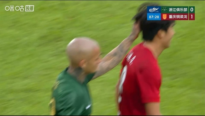 苗原谈米特里策染红:比赛中嘴上有东西正常 不太可能细节到骂家人