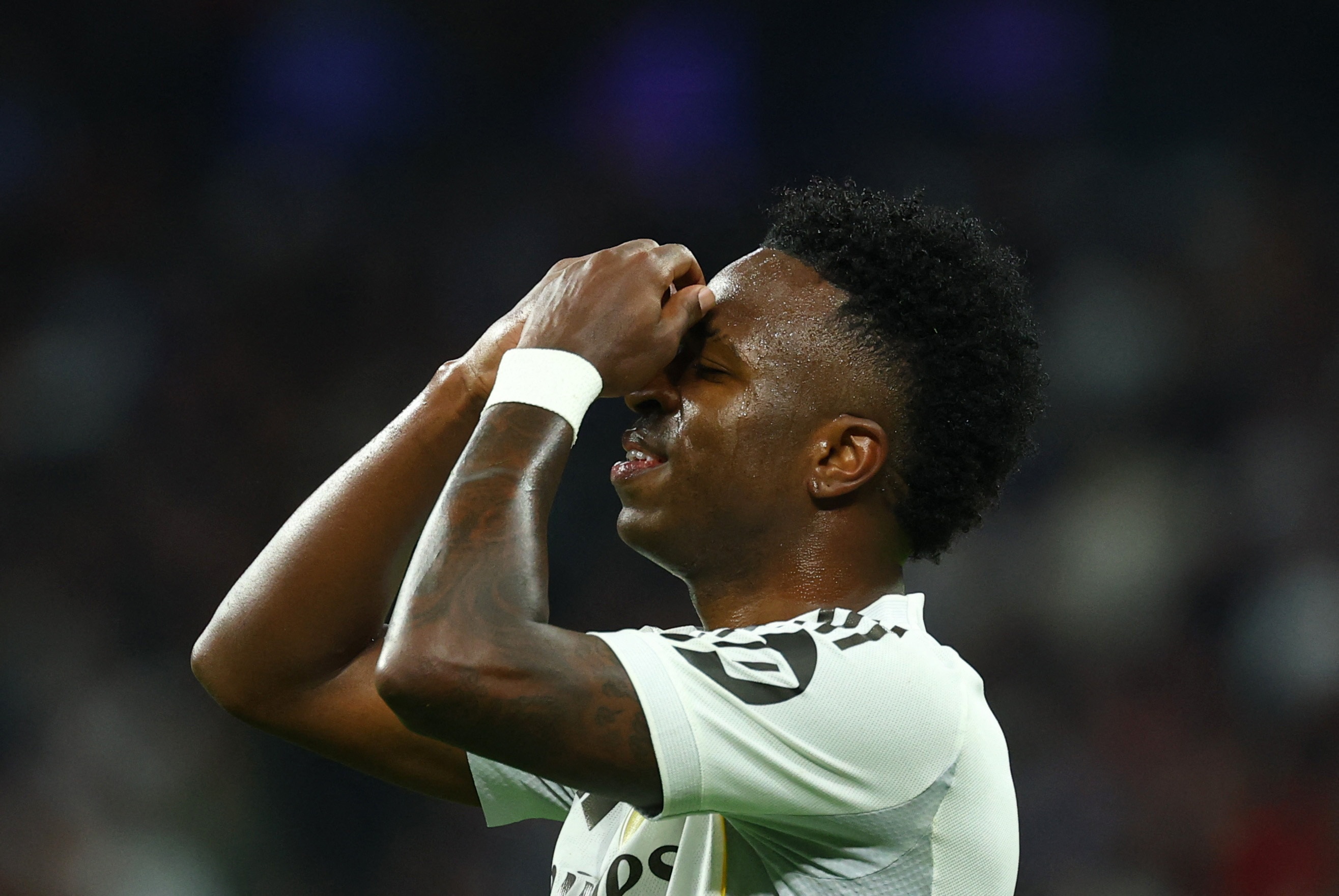 TA：维尼修斯要求皇马从未有过的续约奖金，类似于姆巴佩的签字费