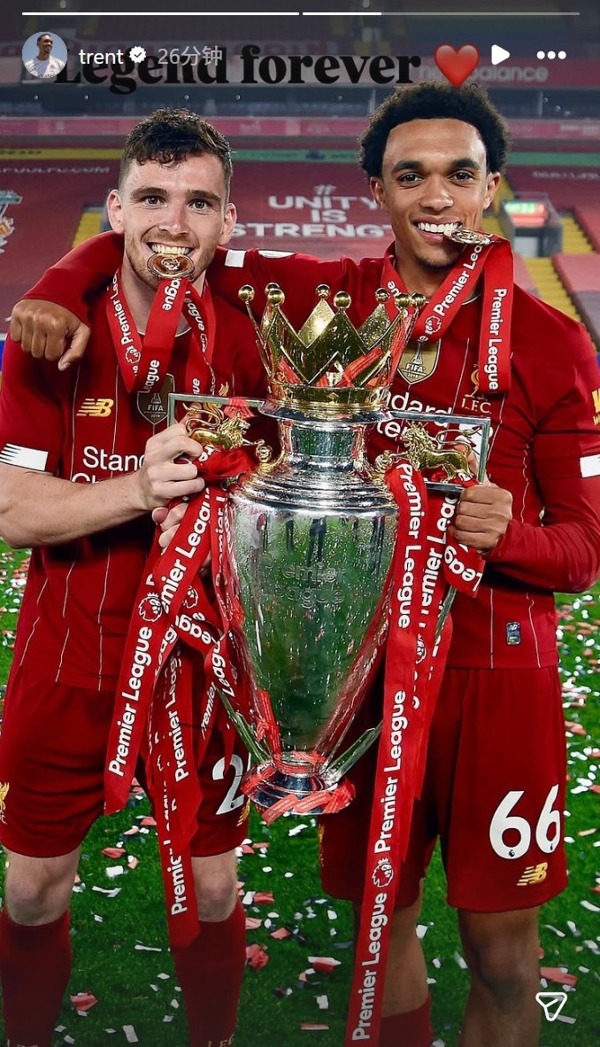 红军双翼！阿诺德社媒晒同罗伯逊捧起英超奖杯合照：永远的传奇