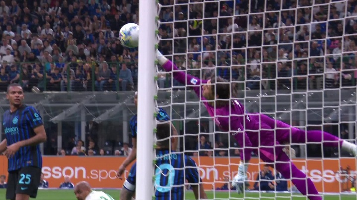 年度最佳扑救！球迷热议索默空中换手神扑：哈利波特、蜘蛛侠！