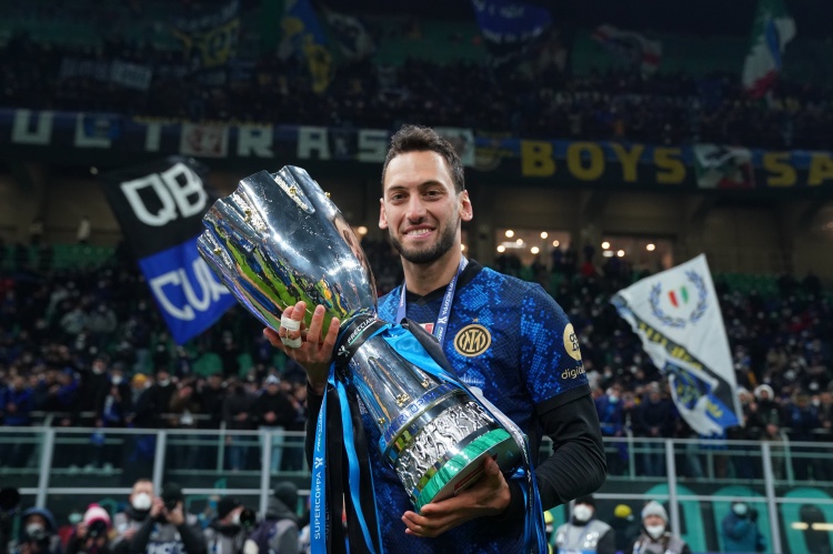 意媒：恰尔汗奥卢希望国米续约三年，难以接受500万欧以下的年薪