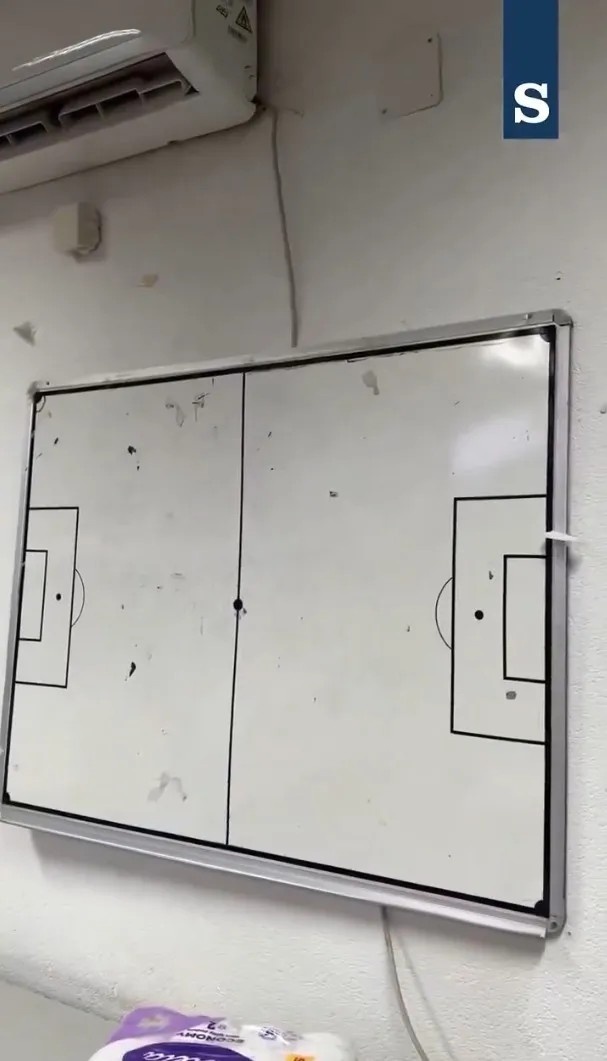 简陋不堪！太阳报：意大利的客场更衣室狭小老旧，水桶代替冰浴池