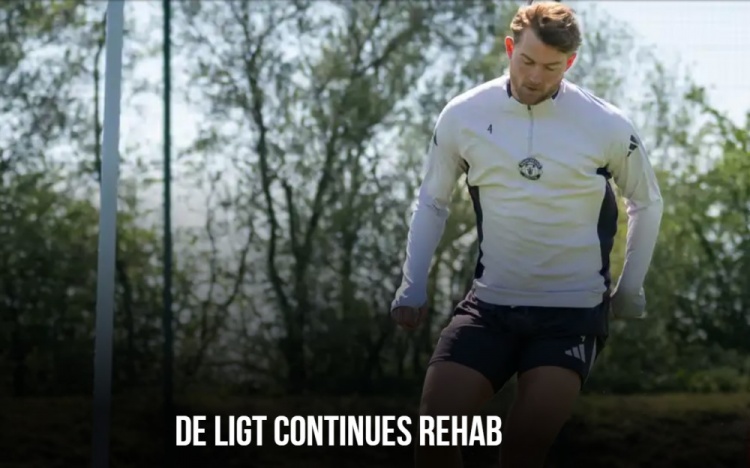 曼联官方：德里赫特在卡灵顿进行单人训练，他专注于彻底康复