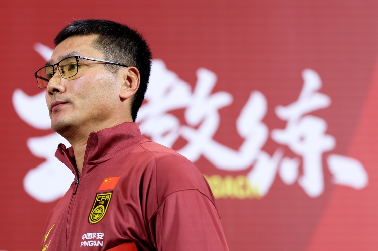 媒体人：这么快丢球，邵指导很可能就会改回四后卫