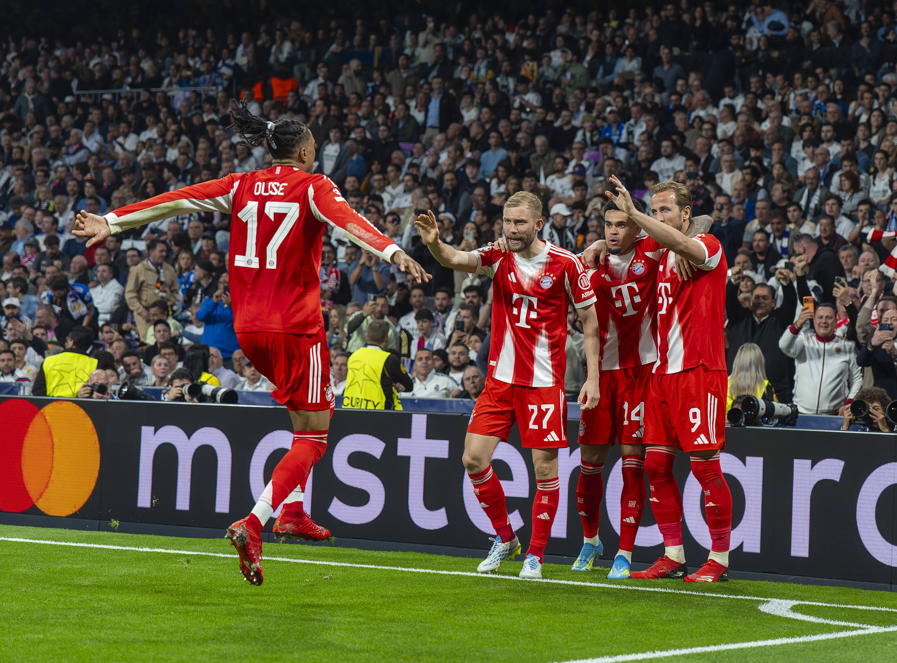 记者：次回合拜仁穿红色球衣+门将绿色，皇马穿白色球衣+门将蓝色