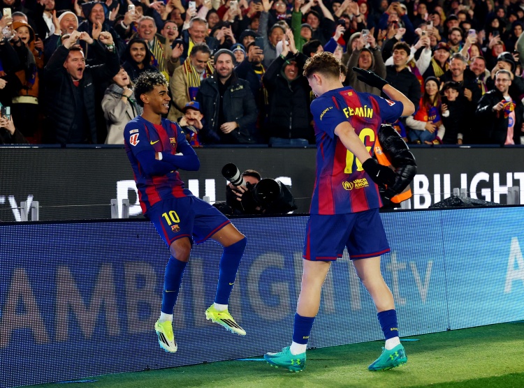 马卡报：巴萨球员和球迷赛后高唱挑衅西班牙人歌曲