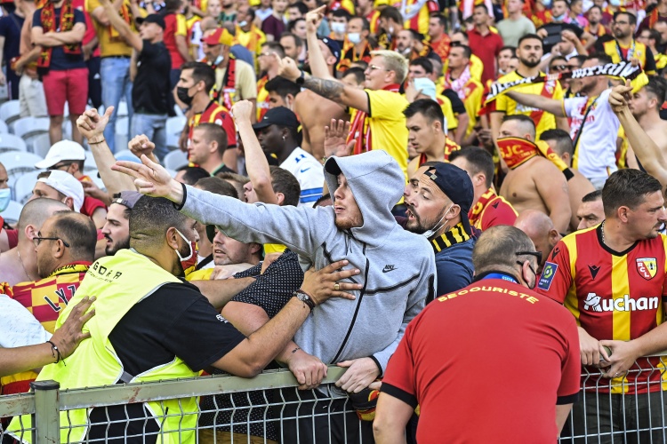 队报：里尔高管赛后在停车场遭朗斯球迷暴力袭击，事后已起诉对方