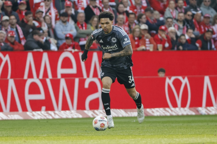 图片报：22岁法兰克福中卫科林斯脚踝韧带严重受伤，赛季报销