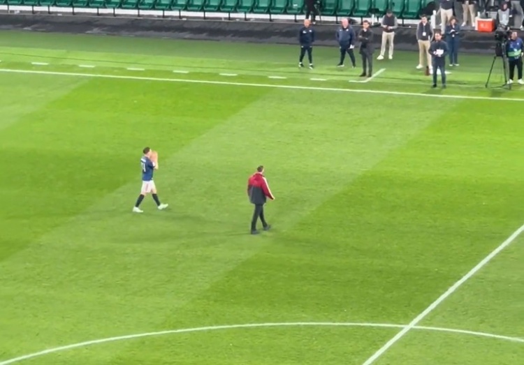 助葡体2年3冠+留下6690万！约克雷斯赛后单独谢场，球迷掌声回应