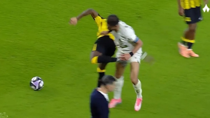 背身撩阴腿😱迪亚比拼抢中背身精准踢中对手腹股沟，被直红罚下