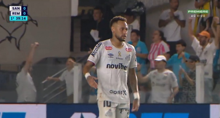 心里有火！内马尔妙传送助攻后表情严肃，队友用手指他的方向庆祝