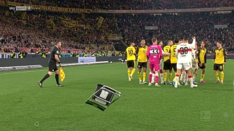 认为遭到挑衅！图片报：布兰特进球后斯图加特球迷往场内仍折叠椅