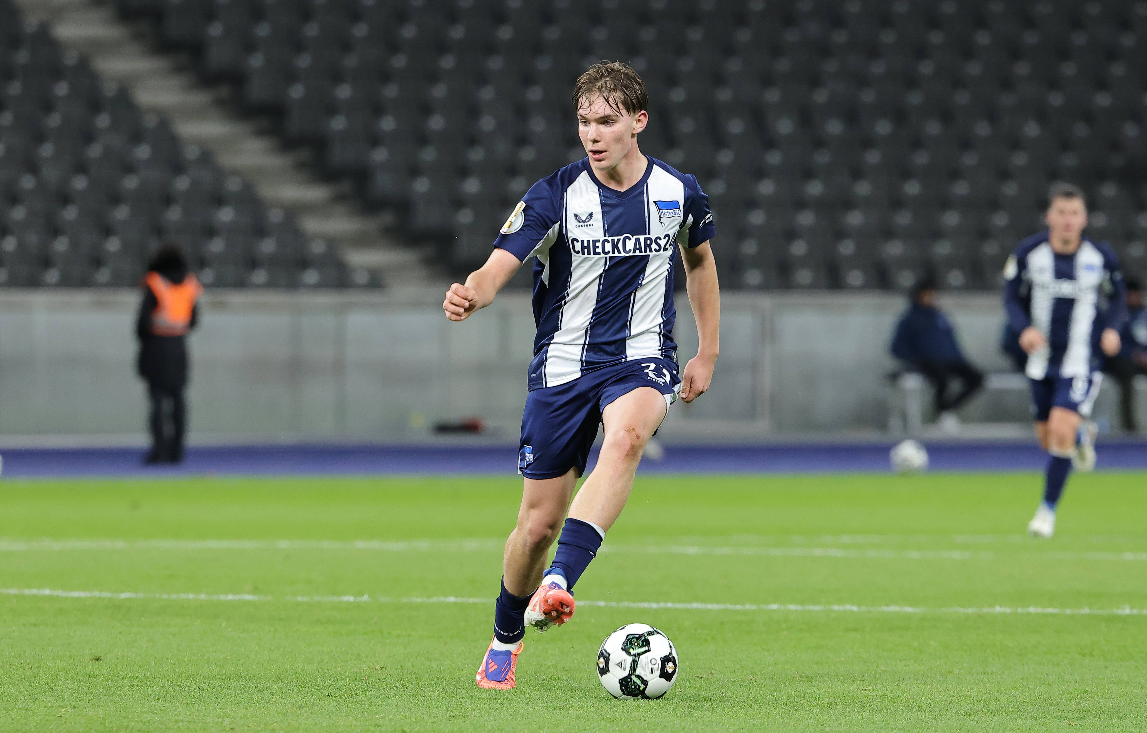 罗马诺：曼城加入柏林赫塔16岁中场艾希霍恩争夺战