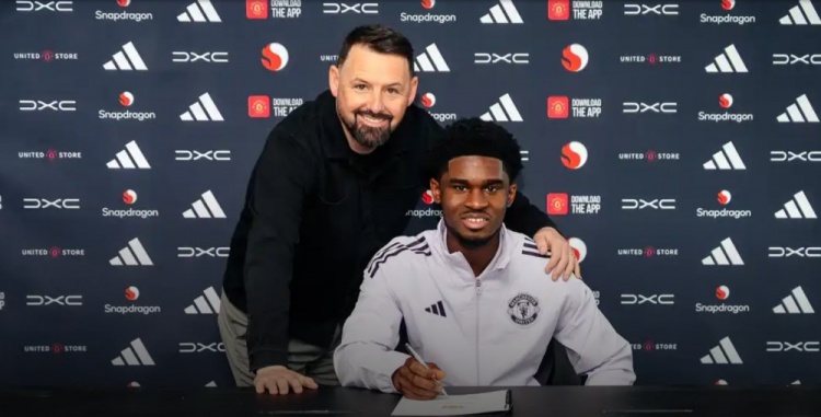 曼联官方：续约19岁后卫卡马森至2028年，俱乐部有续约1年选择权