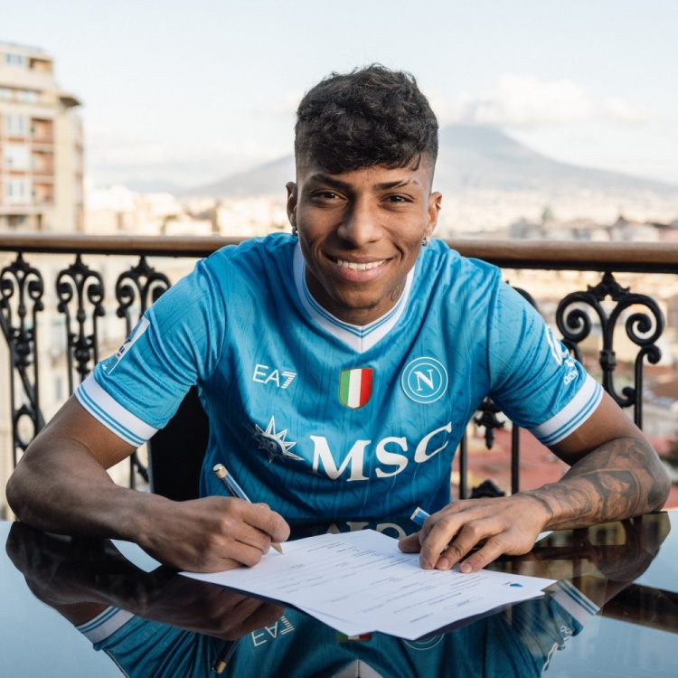 记者：那不勒斯将行使1650万欧元购买选项，正式签阿利松·桑托斯