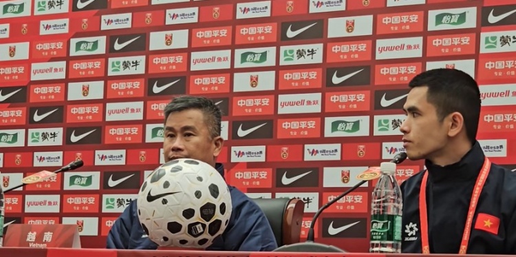 越南U23队主帅：向中国队表示祝贺，我们的球员基本在19岁-21岁间