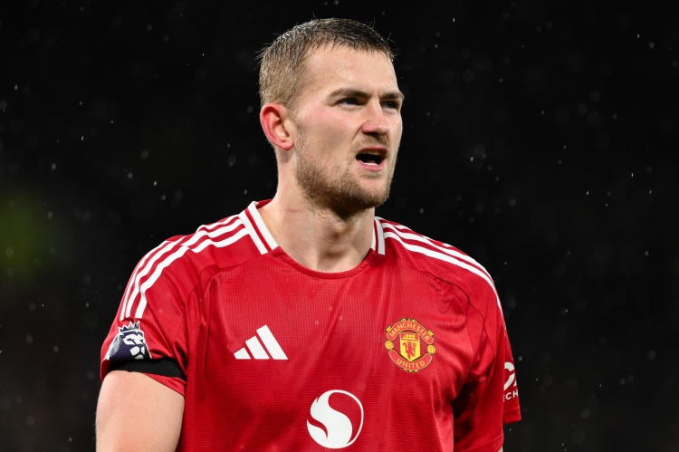 记者：德里赫特未出现在曼联的训练阵容中，达洛特因病缺席训练