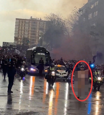 欧洲德比氛围满满！TA记者现场拍摄：一名裸奔者从皇马大巴前跑过