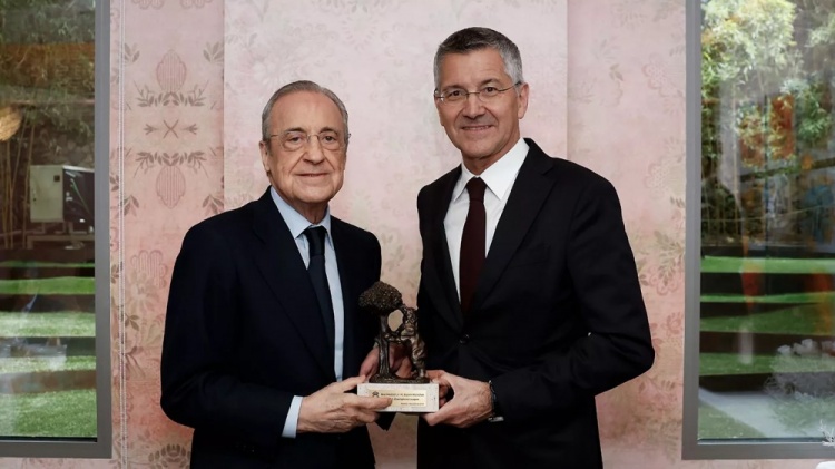 关系好！皇马官方晒老佛爷和海纳合照：同拜仁进行了董事会议